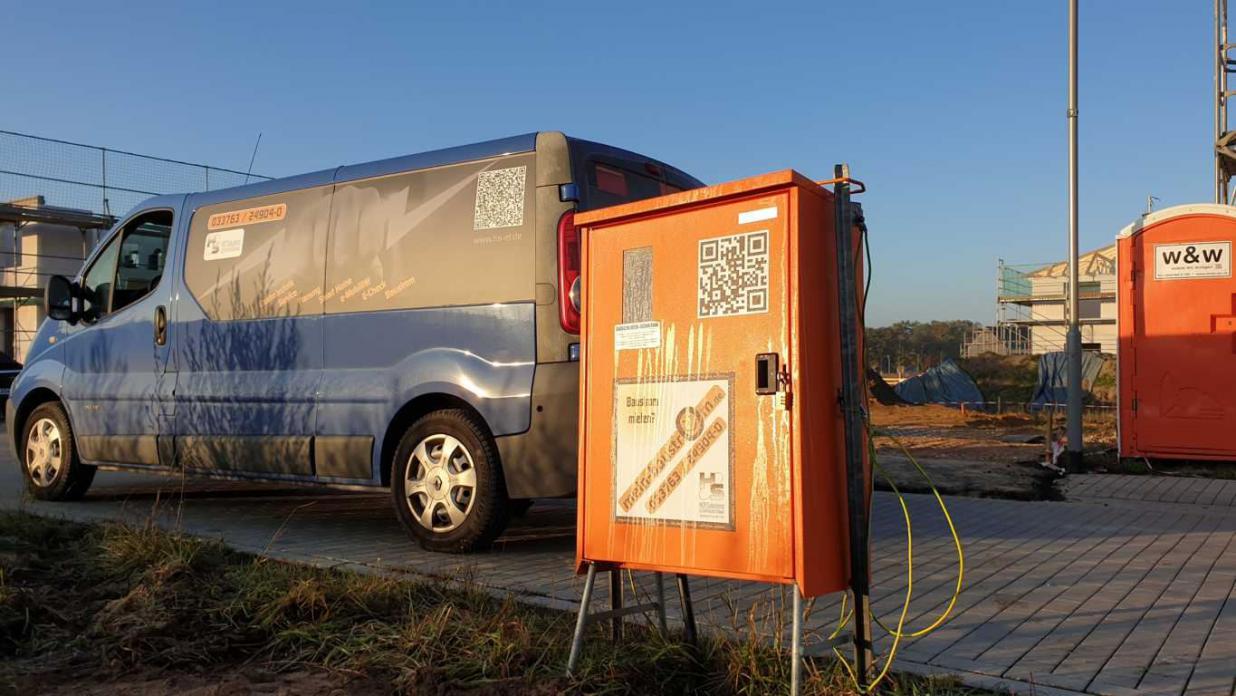 Als Elektrofachbetrieb kümmern wir uns um die Beantragung des Baustromanschlusses, liefern & montieren den Baustromkasten, führen eine monatliche Überprüfung durch und demontieren den Baustromverteile